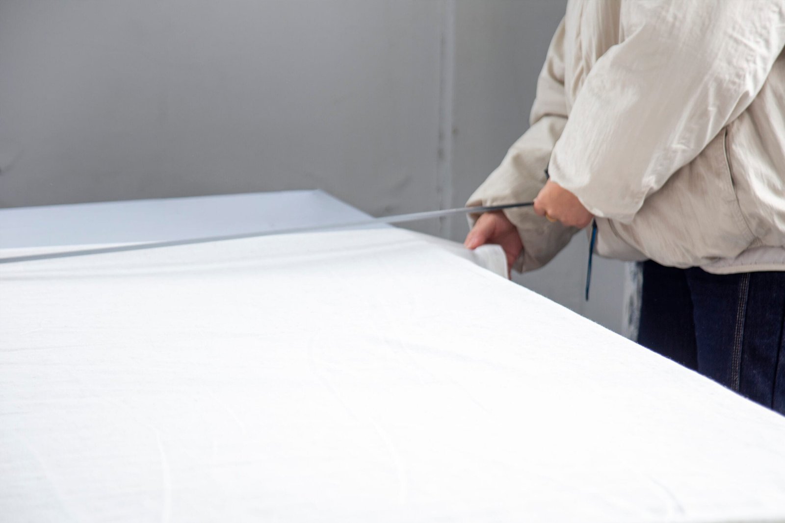 Dairui QC supervisor measuring curtain fabric weight with a measuring scale