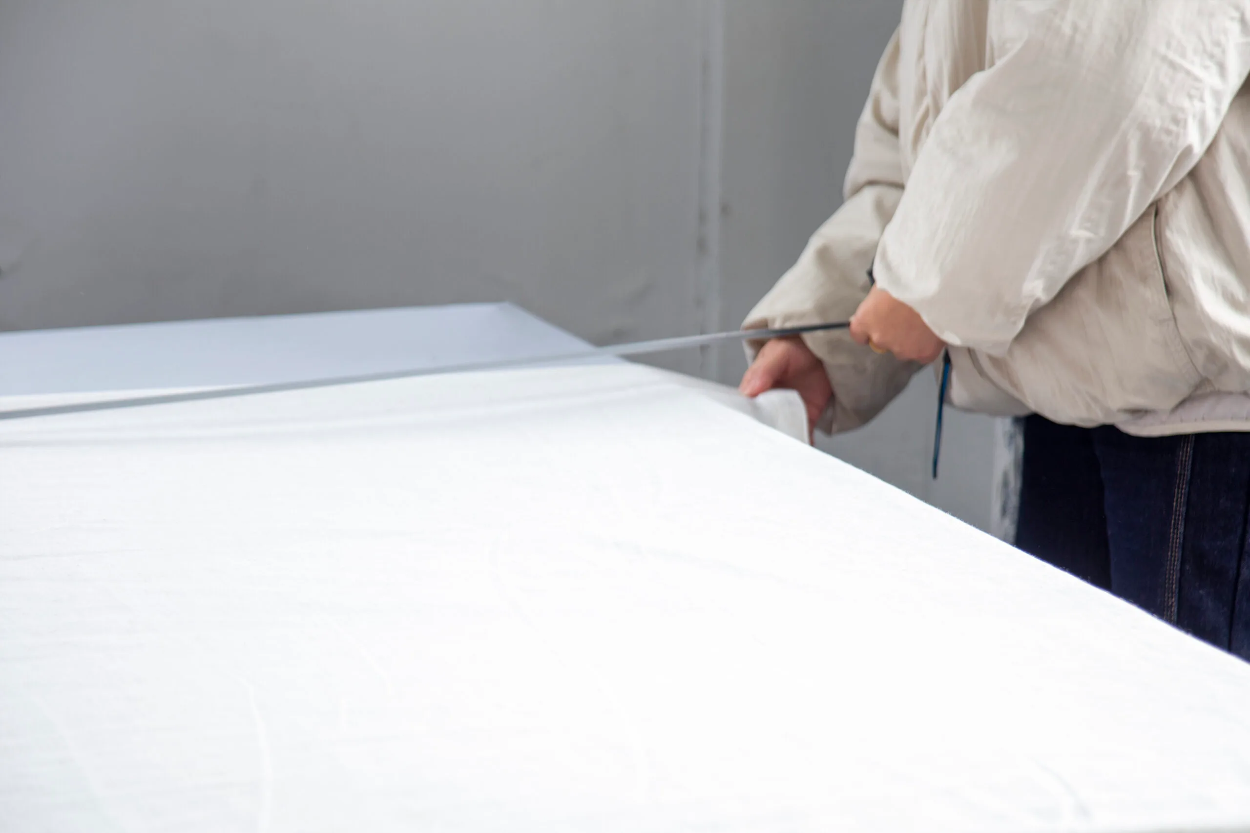 Dairui QC supervisor measuring curtain fabric weight with a measuring scale