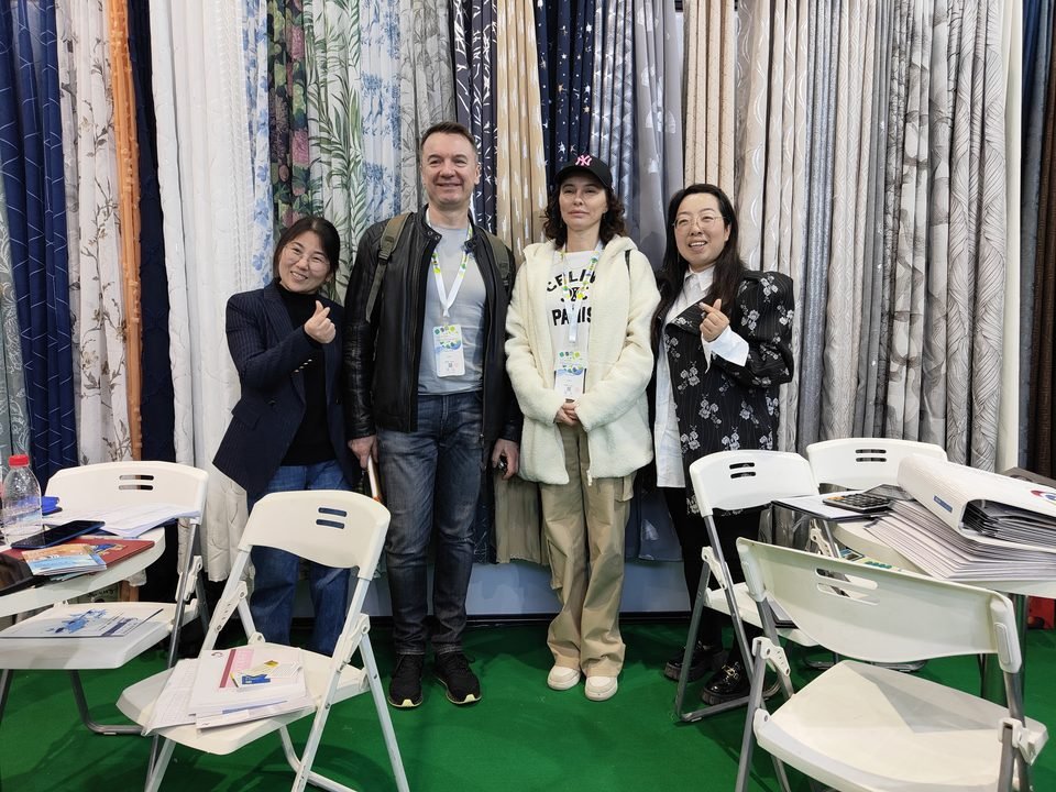Dairui exhibition booth and attendees