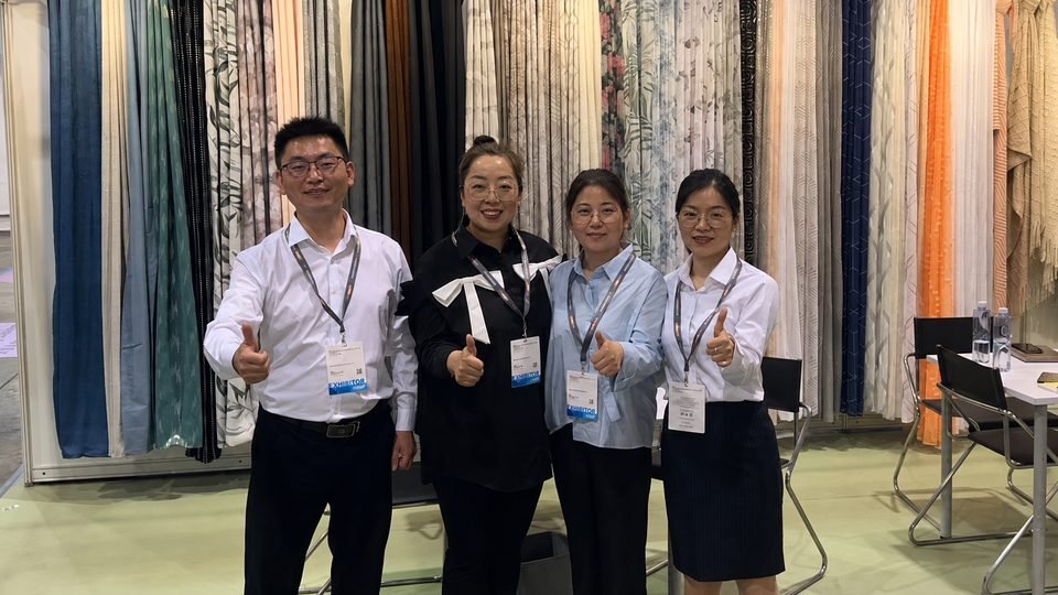 Dairui exhibition booth and attendees